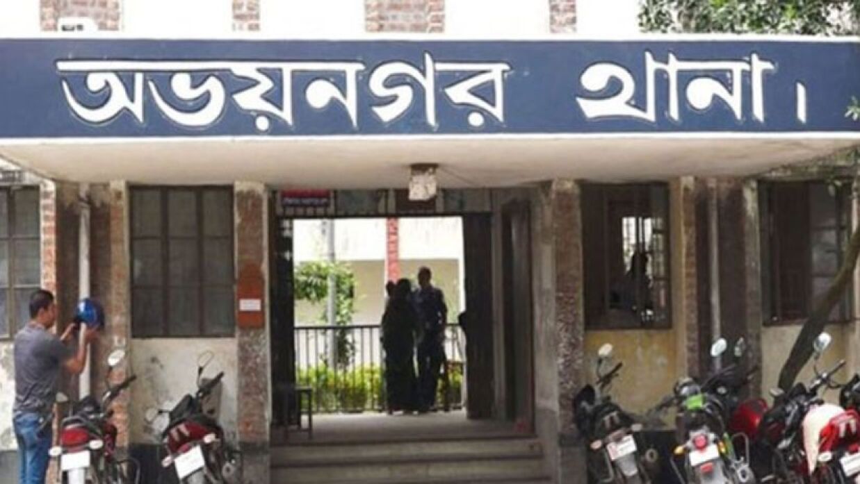 চোর সন্দেহে যুবককে গাছে ঝুলিয়ে নির্যাতন, আটক ১