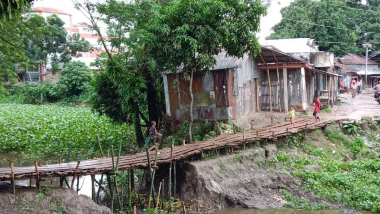 সেতু নির্মাণ না হওয়ায় ঝুঁকি নিয়ে শিক্ষার্থীদের চলাচল