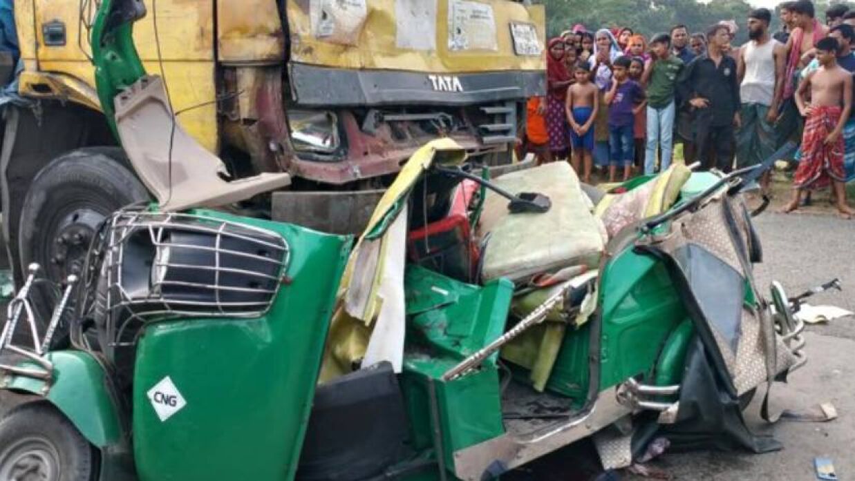 দুর্ঘটনায় দুমড়েমুচড়ে যাওয়া চিএনজি অটোরিকশা