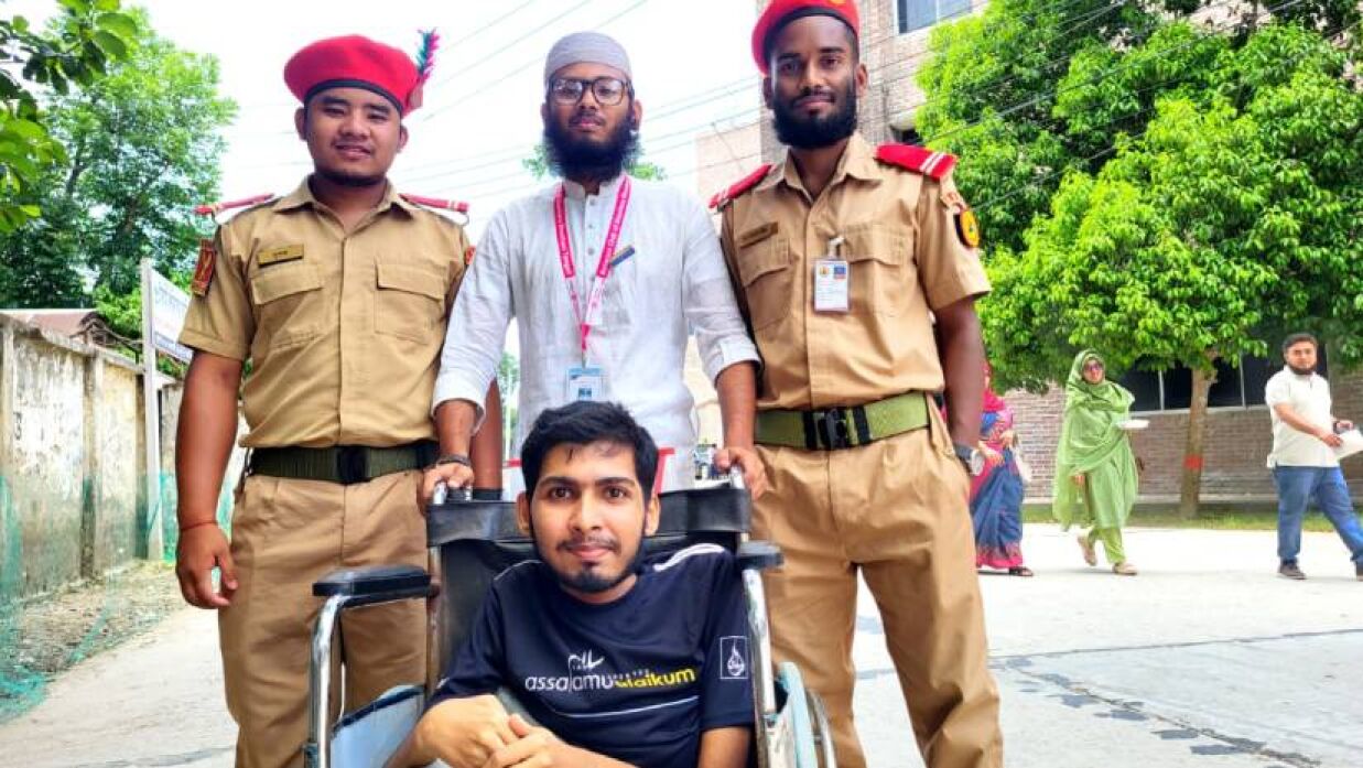 পরীক্ষাকেন্দ্রে বায়েজিদ রহমান