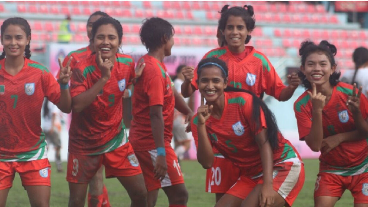 সেমিফাইনালে ভুটানের বিপক্ষে গোল উদযাপন বাংলাদেশ নারী দলের খেলোয়াড়দের।