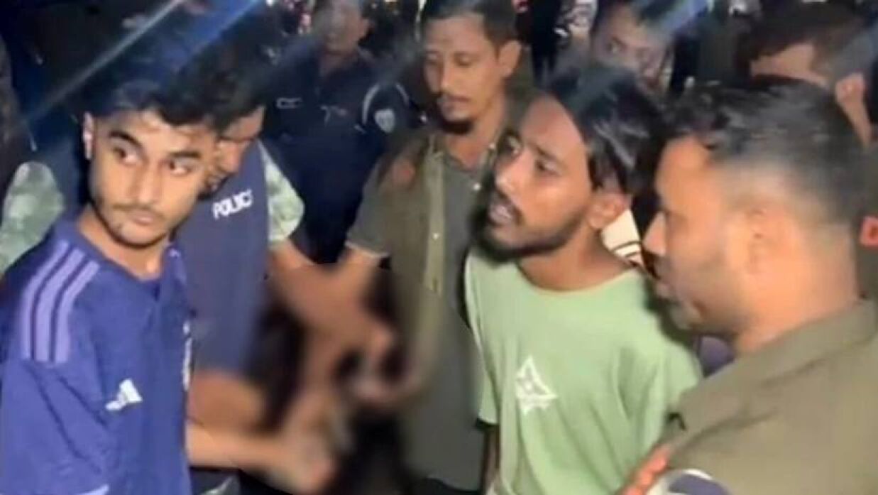 কিশোর গ্যাংয়ের সদস্যদের গ্রেপ্তারের সময় পুলিশ