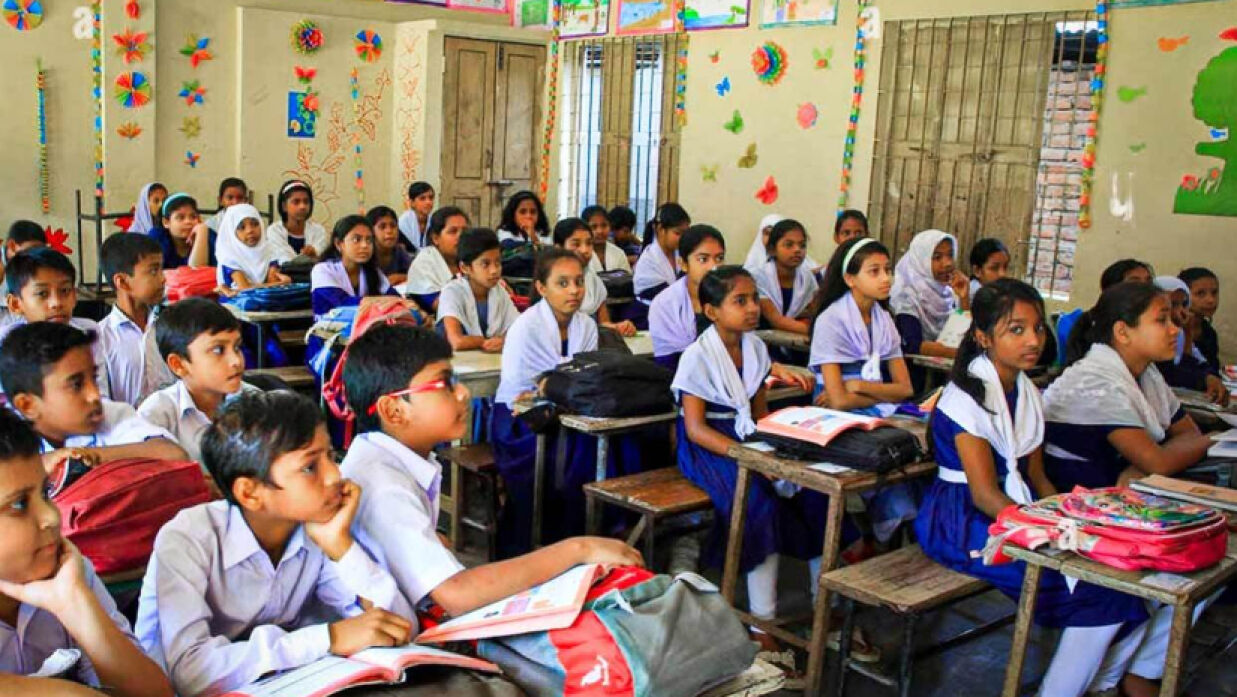 অধ্যয়নরত শিক্ষার্থীরা