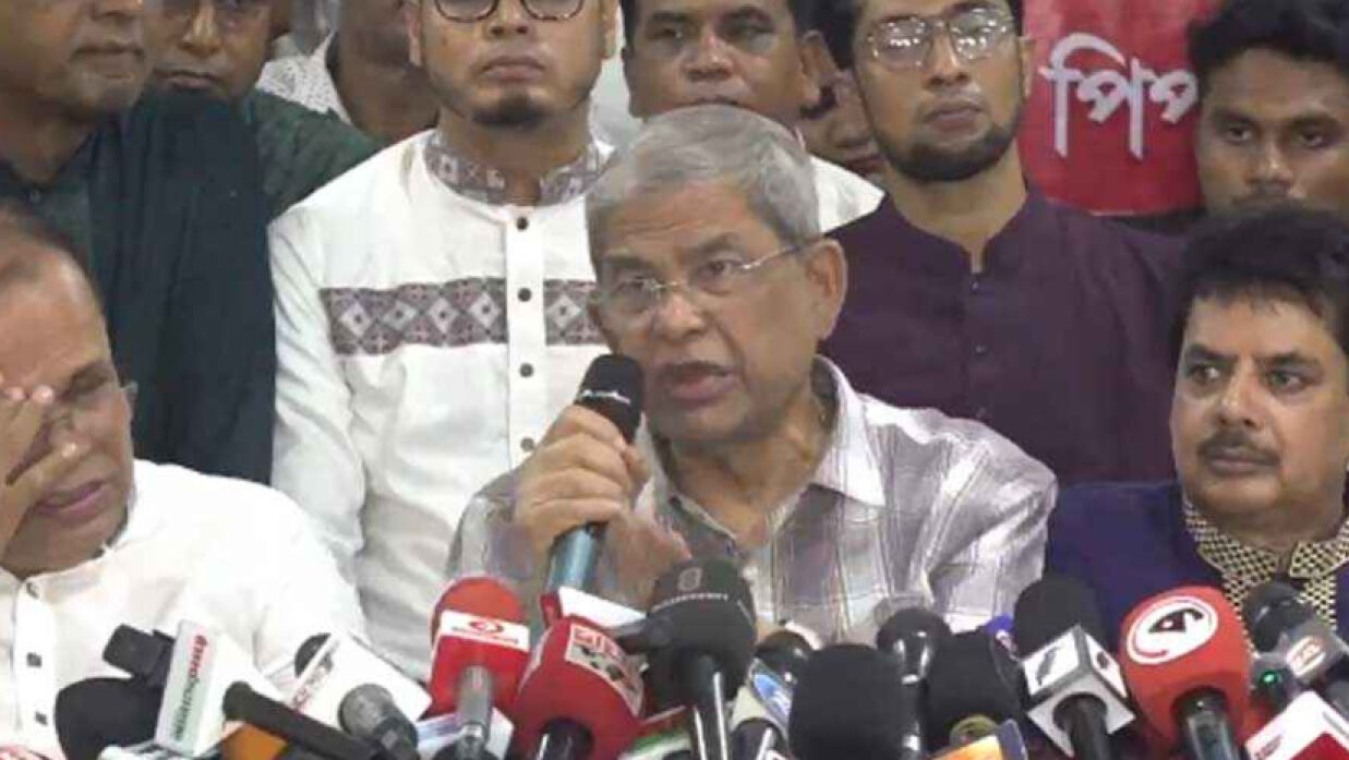 আলোচনা সভায় বক্তব্য দিচ্ছেন মির্জা ফখরুল ইসলাম আলমগীর