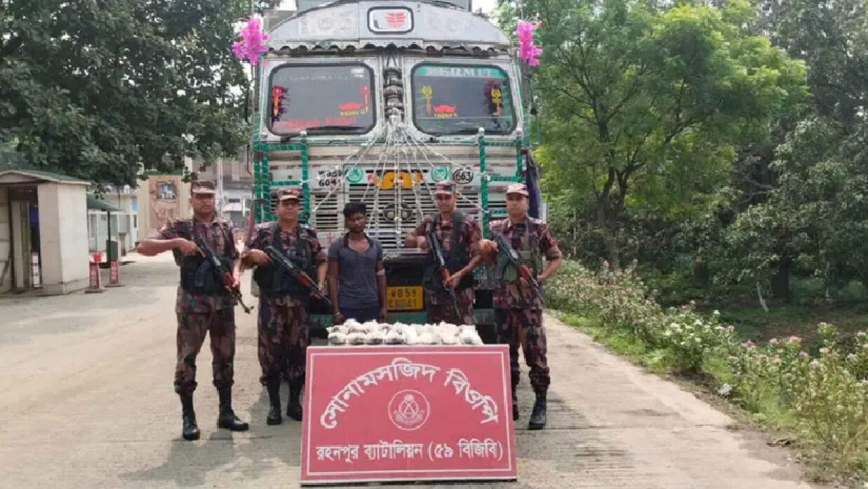 চাঁপাইনবাবগঞ্জে পাথরবোঝাই ভারতীয় ট্রাকে মিলল ফেনসিডিল