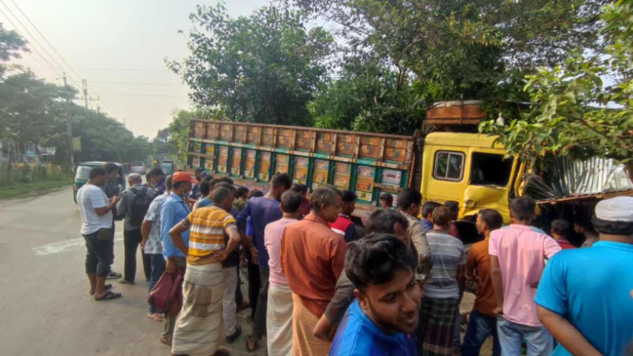নিয়ন্ত্রণ হারিয়ে হোটেলে ঢুকে পড়লো ট্রাক, নিহত ১