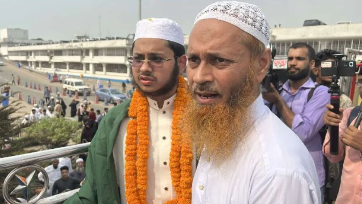 বাবার সঙ্গে ছাদ খোলা বাসে বিশ্বজয়ী হাফেজ মুয়াজ