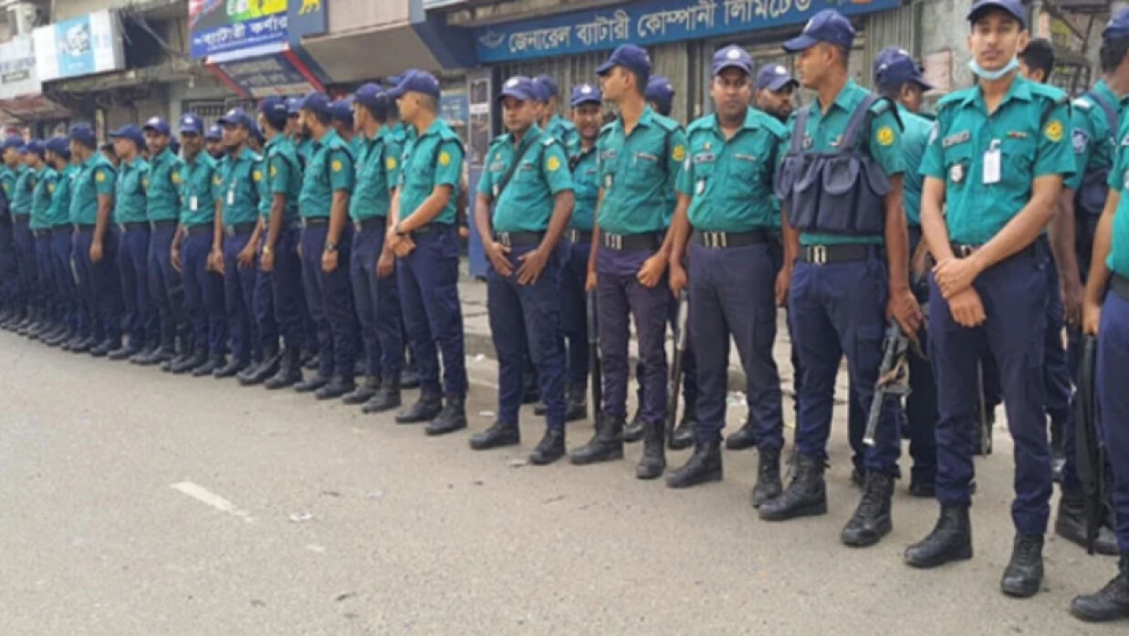 জাতীয় পার্টির কেন্দ্রীয় কার্যালয়ের সামনে সতর্ক অবস্থানে পুলিশ