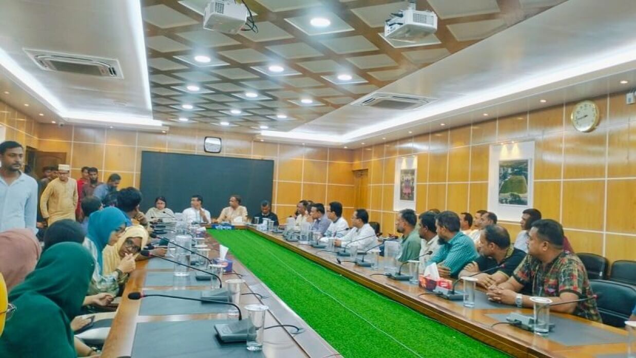 শিক্ষার্থীদের সঙ্গে আলোচনায় ববি কর্তৃপক্ষ ও বাস মালিকরা