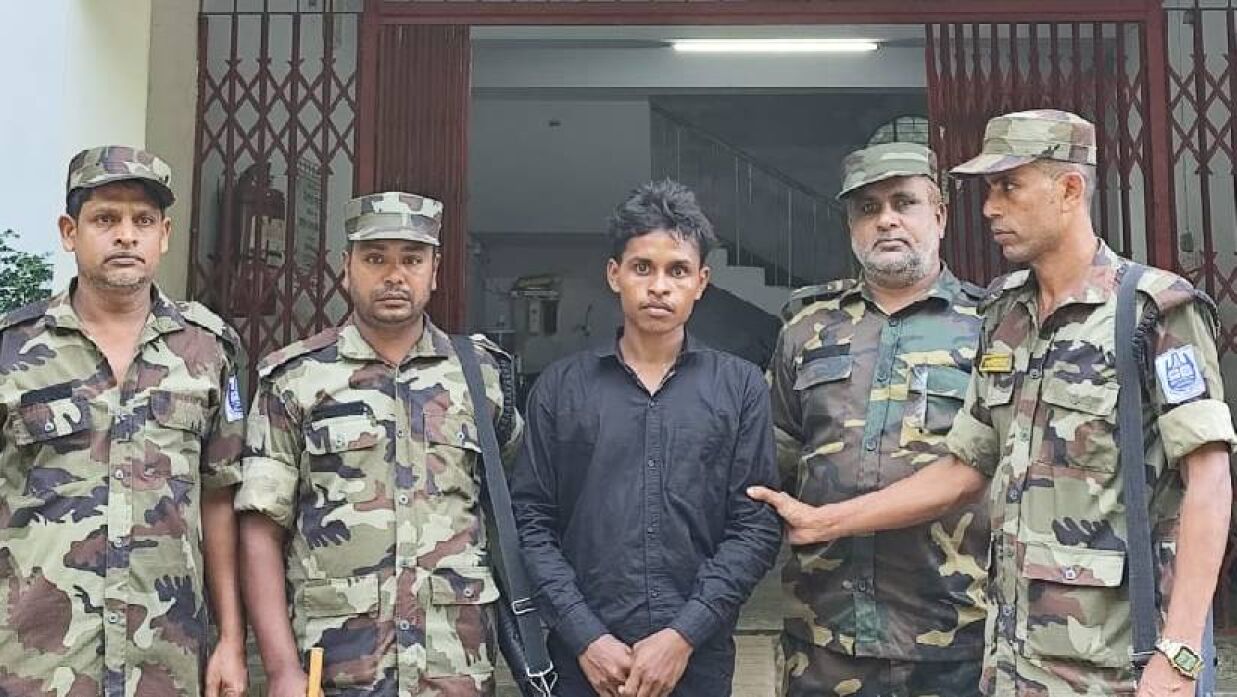 এক যুবককে আটক করেছে বিশ্ববিদ্যালয়ের প্রক্টরিয়াল বডি