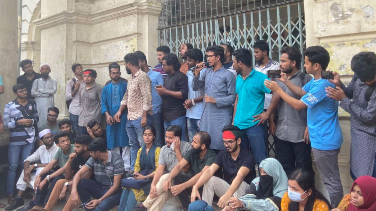 প্রশাসনিক ভবনের প্রধান ফটকে তালা দিয়ে শিক্ষার্থীদের অবস্থান