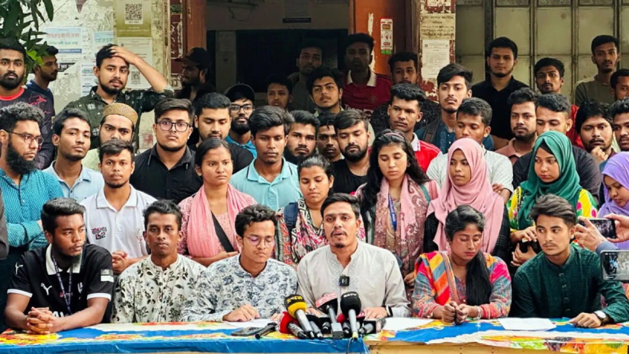 সংবাদ সম্মেলনে
সাত কলেজের শিক্ষার্থীরা