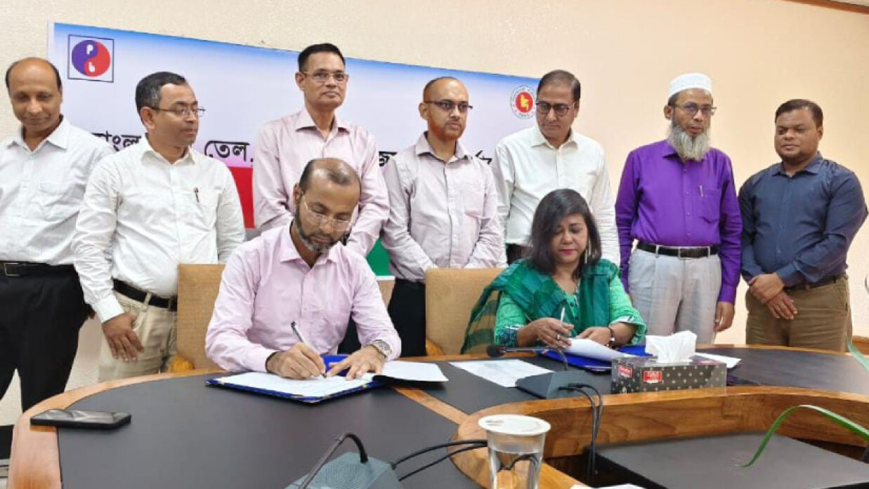 পেট্রোবাংলার সঙ্গে সমঝোতায় স্বাক্ষর করছেন শাবিপ্রবির কোষাধ্যক্ষ অধ্যাপক ড. ইসমাইল হোসেন