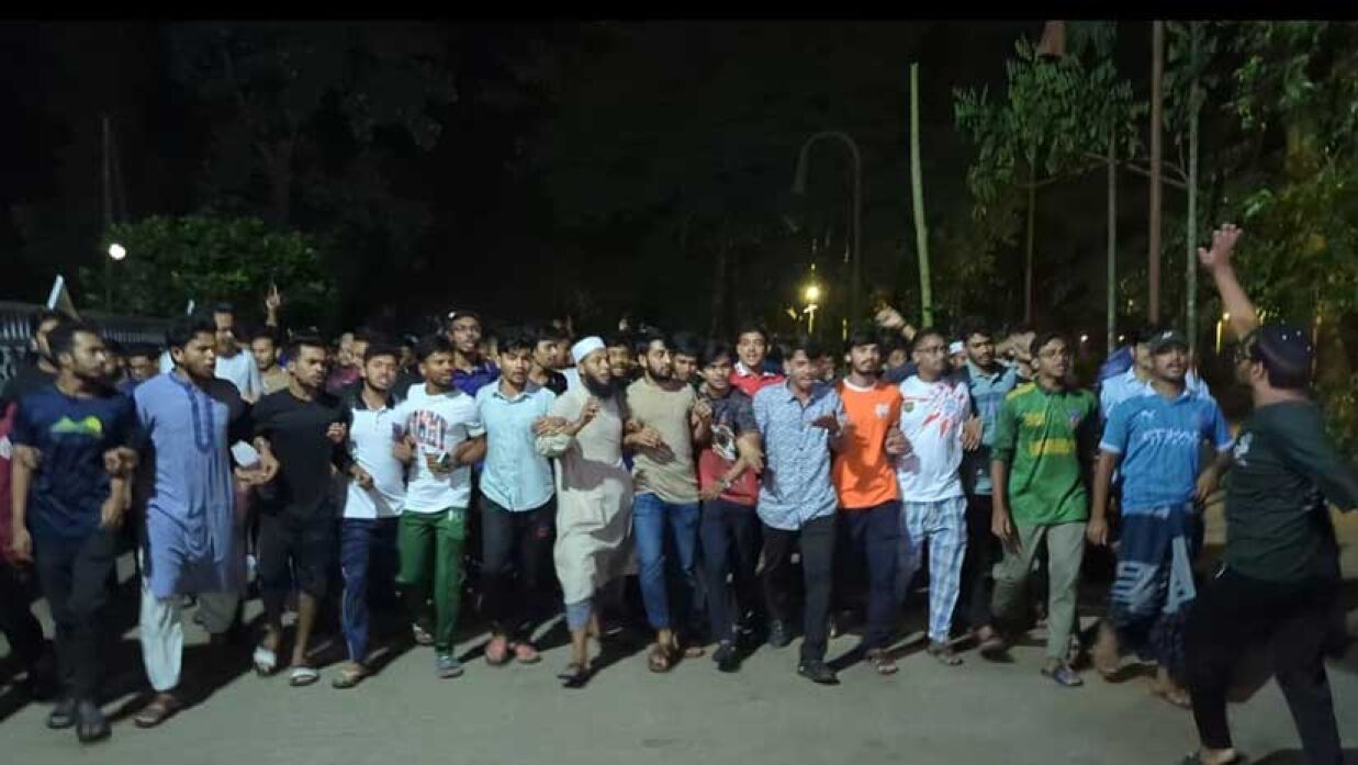 ঢাবির হলগেটে ছাত্রদলের পোস্টারিংয়ের প্রতিবাদে শিক্ষার্থীদের বিক্ষোভ