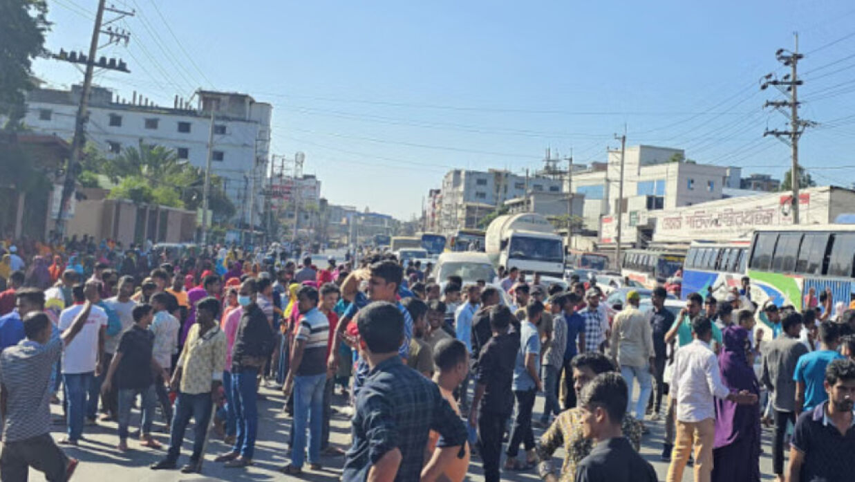 ঢাকা-ময়মনসিংহ মহাসড়কে অবরোধ করেছেন টিএনজেড গ্রুপের শ্রমিকরা