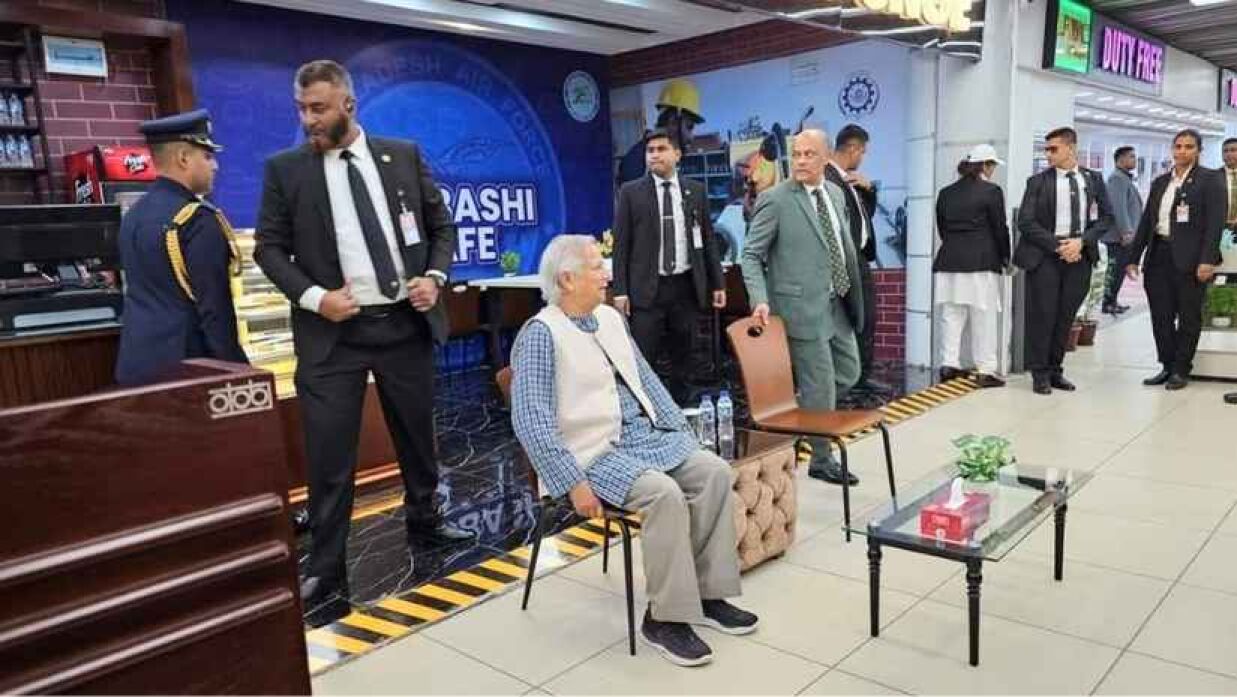 লাউঞ্জ উদ্বোধনের সময় প্রধান উপদেষ্টা অধ্যাপক ড. মুহাম্মদ ইউনূস