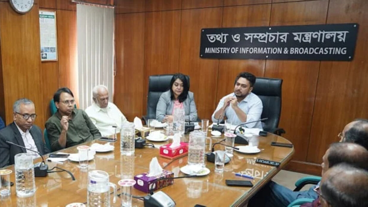 সংবাদপত্রের সম্পাদকদের সঙ্গে মতবিনিময় করেন তথ্য ও সম্প্রচার উপদেষ্টা মো. নাহিদ ইসলাম