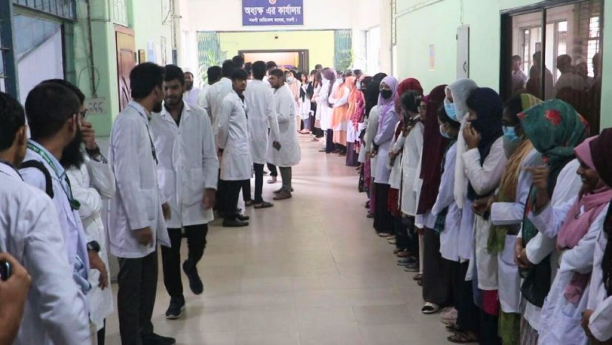 ক্লাস এবং পরীক্ষা বর্জন করে বিক্ষোভ করেছে নওগাঁ মেডিকেল কলেজের শিক্ষার্থীরা