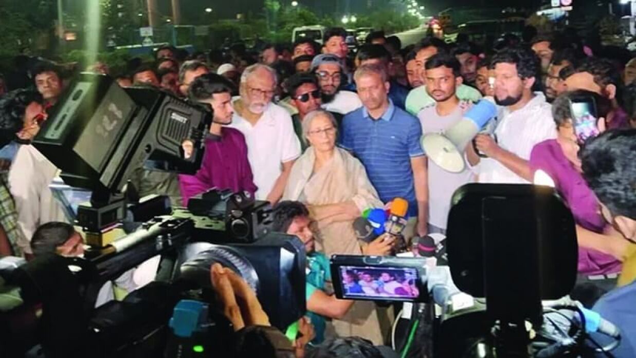 রাজধানীর জাতীয় অর্থোপেডিক হাসপাতাল ও পুনর্বাসন প্রতিষ্ঠানের সামনের সড়কে চার উপদেষ্টা