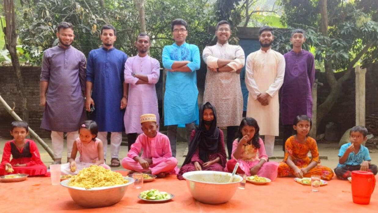 সিআরসি ইবি শাখা স্কুলের উদ্যোগে সুবিধাবঞ্চিত শিশুদের জন্য এক বেলা খাবারের ব্যবস্থা করা হয়