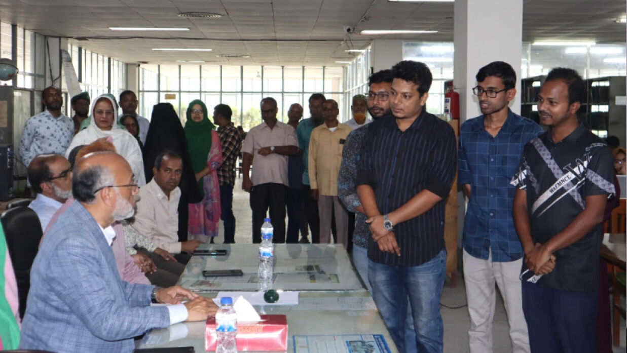 শিক্ষার্থীদের সঙ্গে মতবিনিময় করছেন উপাচার্য অধ্যাপক ড. এ কে ফজলুল হক ভূঁইয়া
