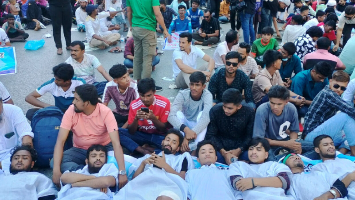 কাফনের কাপড় পরে সড়ক অবরোধ