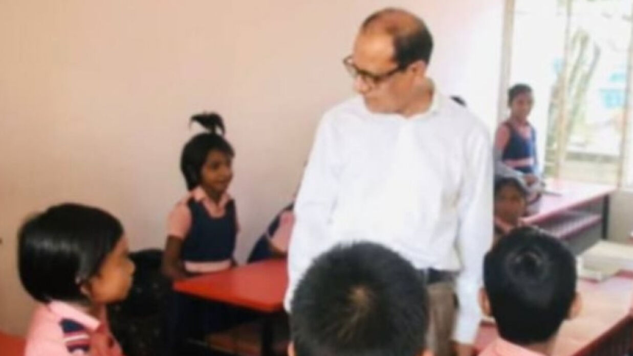 শিক্ষার্থীদের মাঝে উপদেষ্টা অধ্যাপক ড. বিধান রঞ্জন রায় পোদ্দার