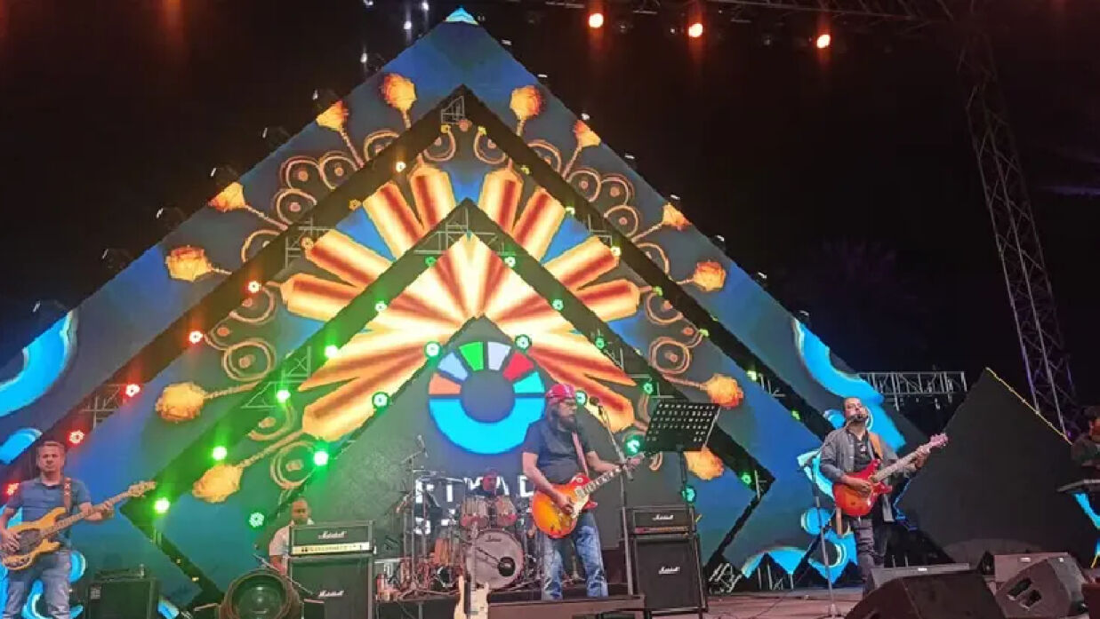 সৌদিতে গান গাইছেন জেমস