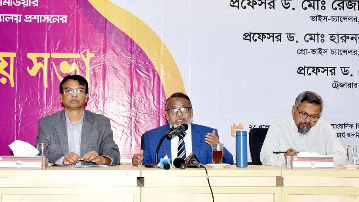 সাংবাদিকদের সঙ্গে খুবি উপাচার্য অধ্যাপক ড. মো. রেজাউল করিমের মতবিনিময়