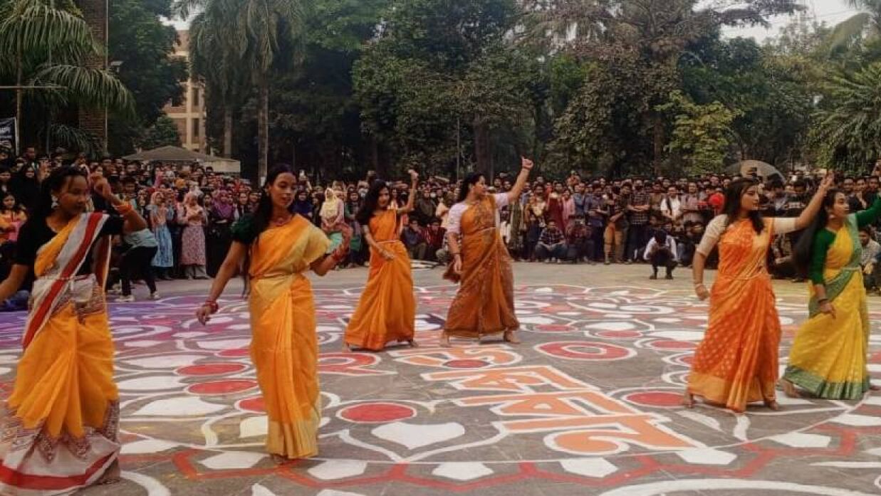 হড়কাবান অনুষ্ঠানে নৃত্য পরিবেশন