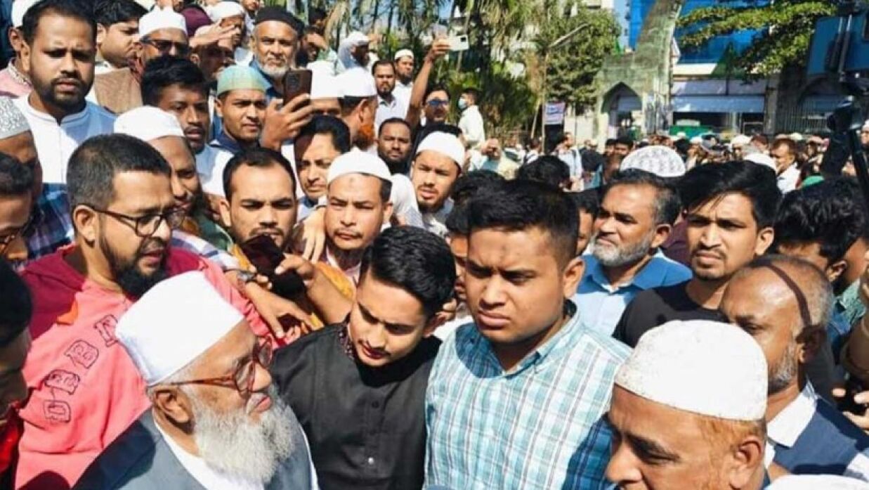 আইনজীবী আলিফের জানাজায় অংশ নিতে চট্টগ্রামে উপস্থিত হয়েছেন হাসনাত-সারজিস
