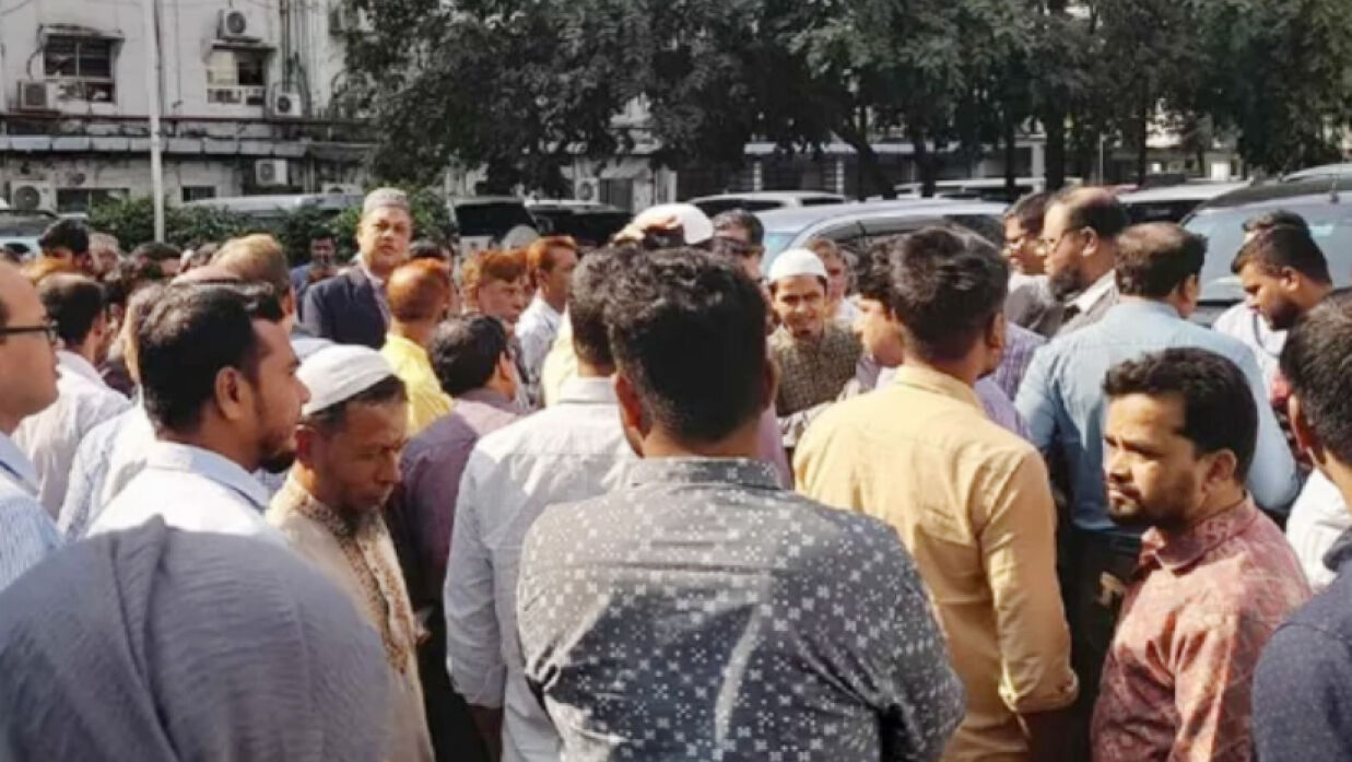 ৯ দফা দাবিতে বিক্ষোভ করে বাংলাদেশ সচিবালয় কর্মকর্তা-কর্মচারী সংযুক্ত পরিষদ