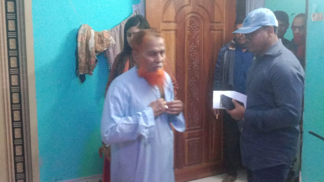 সম্পত্তির জন্য মুক্তিযোদ্ধা বাবাকে ৮ দিন ধরে তালাবদ্ধ রাখলেন মেয়েরা