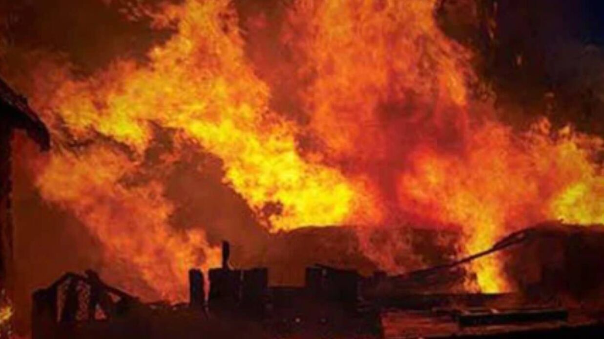 ময়মনসিংহে একটি কীটনাশক কারখানায় আগুন লেগেছে