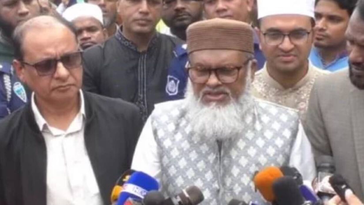 আইনজীবী সাইফুল ইসলামের কবর জিয়ারত শেষে সাংবাদিকদের সঙ্গে কথা বলছেন ধর্ম উপদেষ্টা আ ফ ম খালিদ হোসেন