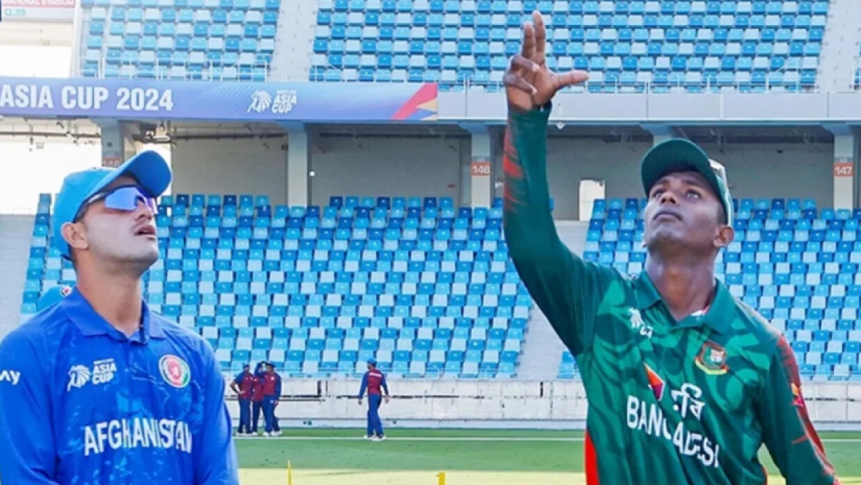 টস হেরে ব্যাট করতে নামা বাংলাদেশকে সামনে থেকে নেতৃত্ব দেন অধিনায়ক আজিজুল হাকিম