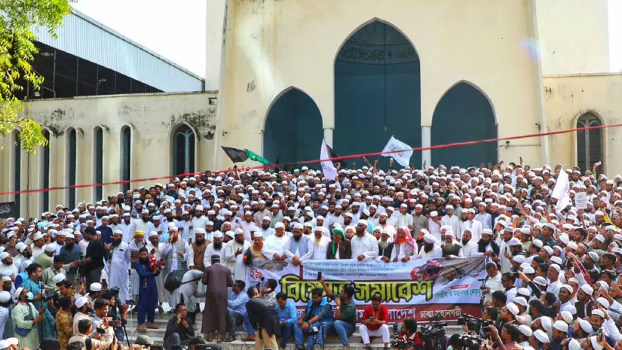 বায়তুল মোকাররমের সামনে হেফাজতে ইসলামের সমাবেশ।