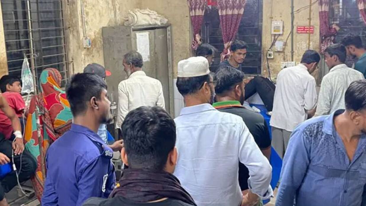 ফেসবুক পোস্টে ‘হা হা’ রিয়েক্ট, ছুরিকাঘাতে ৪ তরুণ আহত