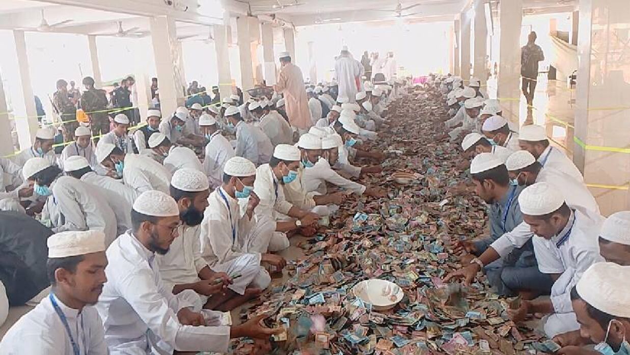 টাকা গণনা করা হচ্ছে