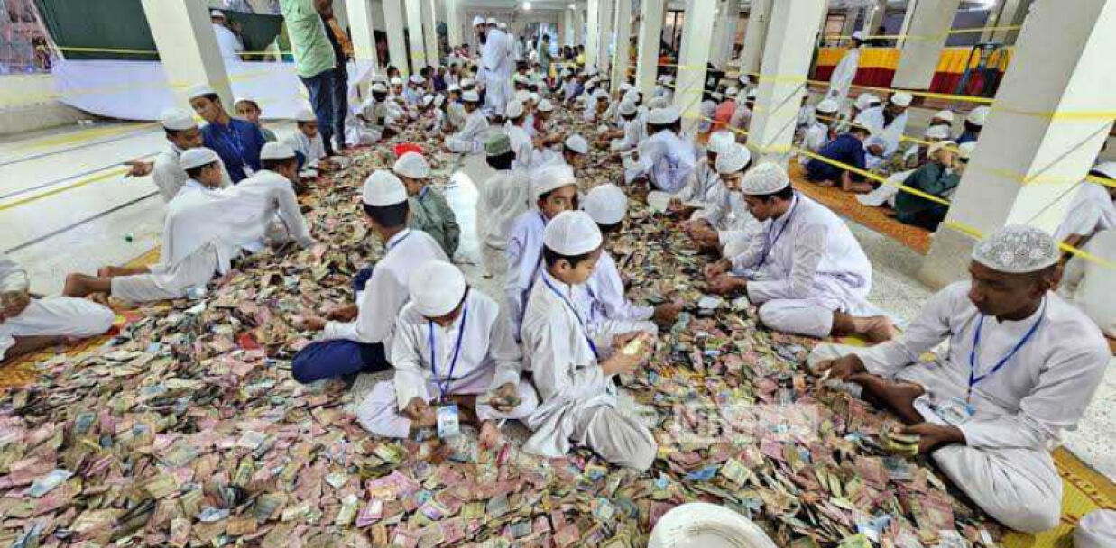 পাগলা মসজিদের দানবাক্সের টাকা গণনা