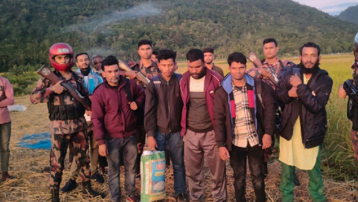 বাংলাদেশে প্রবেশের সময় আটক ৫ যুবক