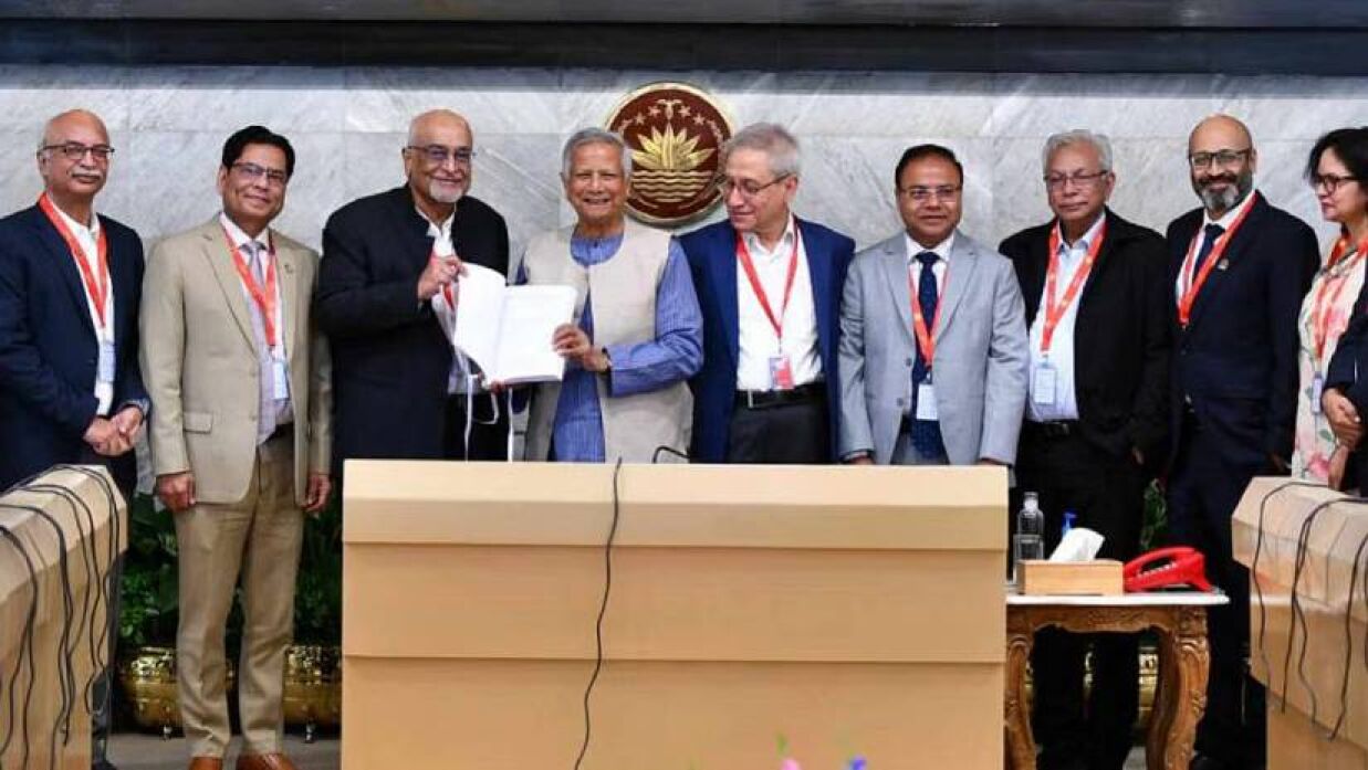 প্রধান উপদেষ্টার কাছে রিপোর্ট হস্তান্তর