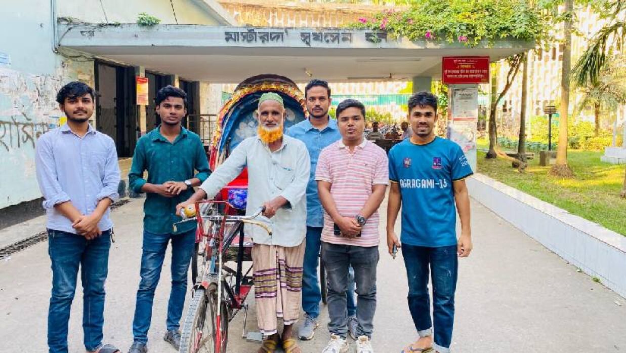 রিকশা উপহার দেয় হল ছাত্রদল