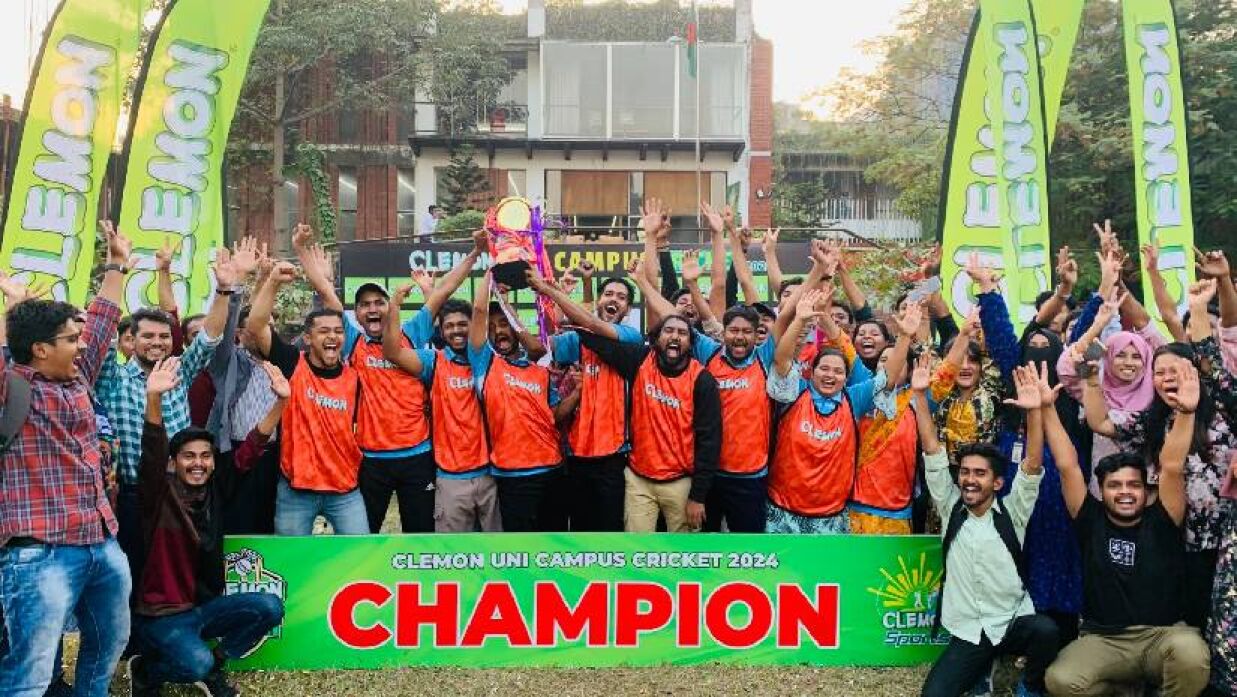 চ্যাম্পিয়ন ট্রপি হাতে উচ্ছ্বসিত বাংলাদেশ ইউনিভার্সিটির ফার্মেসী বিভাগের শিক্ষার্থীরা।