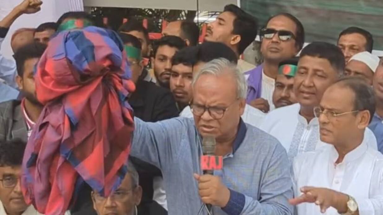 সভায় শাড়ি ছুড়ে ফেলছেন রুহুল কবির রিজভী