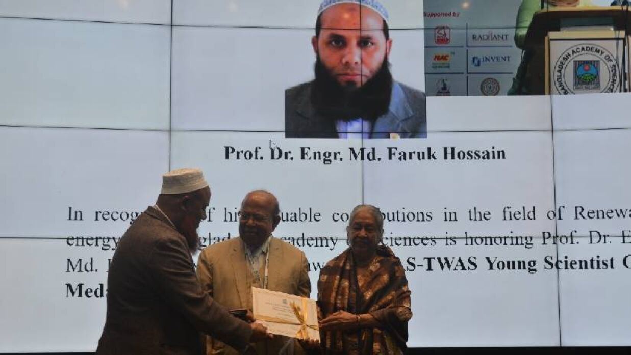রুয়েটের অধ্যাপক ড. মো: ফারুক হোসাইন বাস-টোয়াস তরুণ বিজ্ঞানী অ্যাওয়ার্ড পেয়েছেন