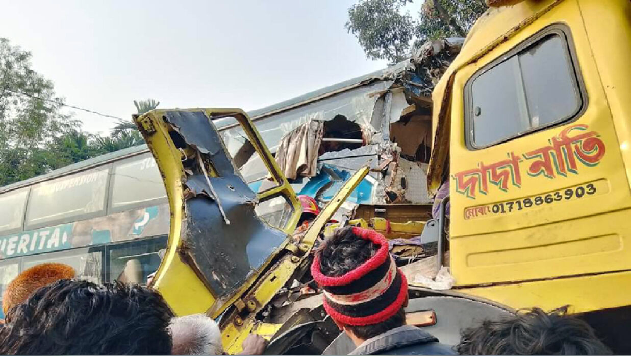 সংঘর্ষে দুমড়েমুচড়ে যায় বাস-ট্রাক