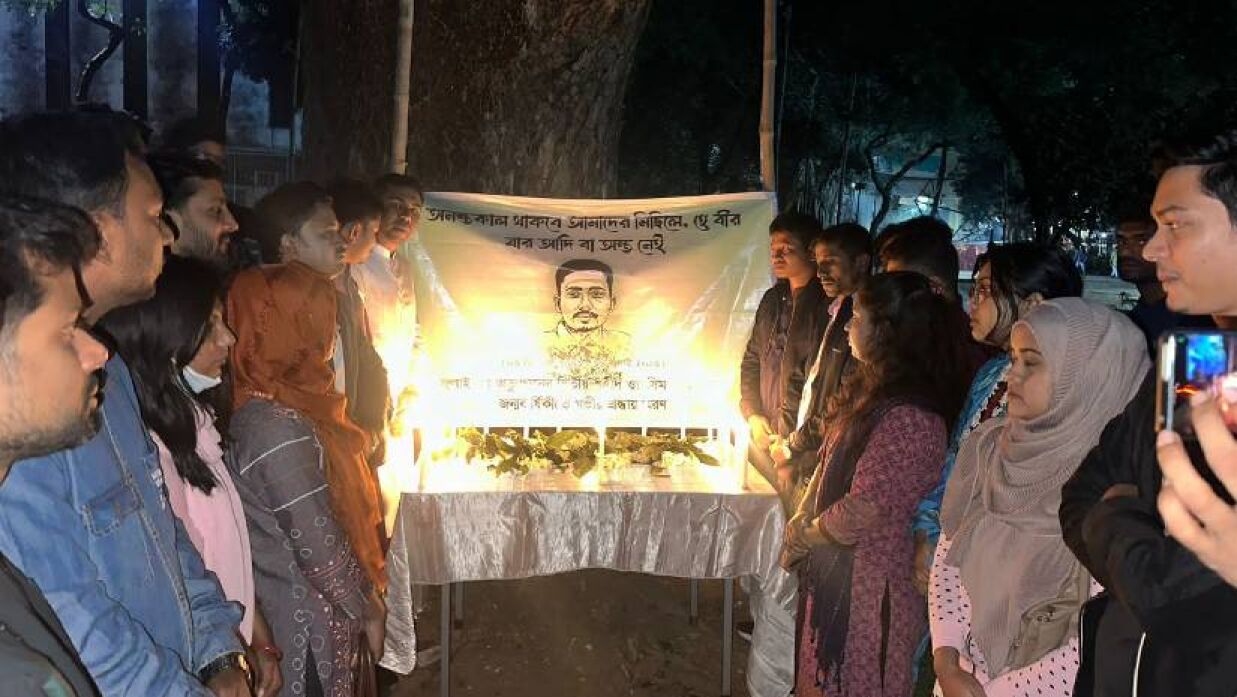 শহীদ ওয়াসিমের জন্মদিনে ঢাবিতে ছাত্রদলের মোমবাতি প্রজ্বলন