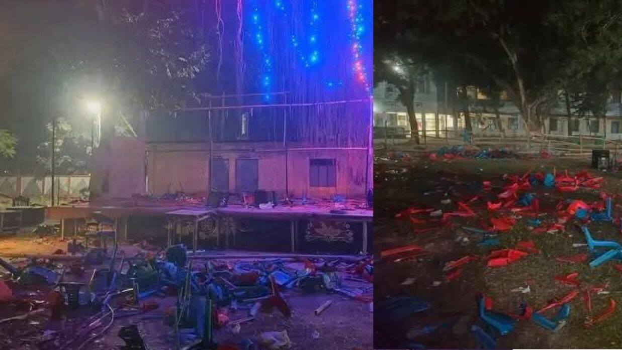 পরে থাকা ভাঙ্গা চেয়ার
