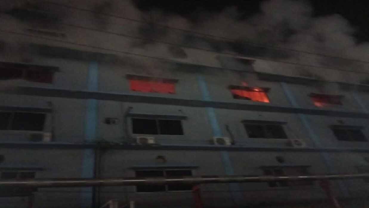 চট্টগ্রামে কার্টন ফ্যাক্টরিতে আগুন